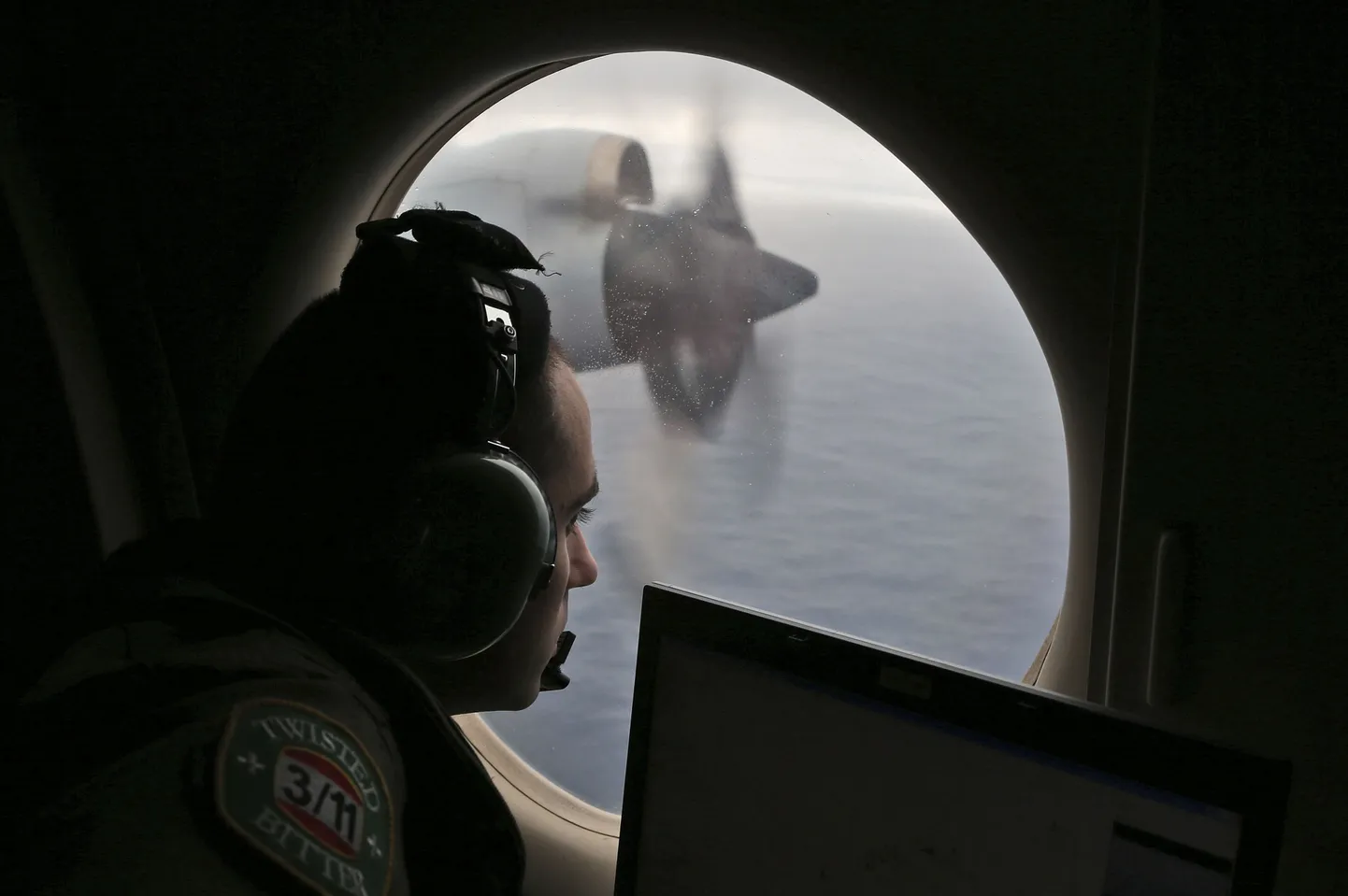 Austraalia õhujõudude lennuk otsimas lennu MH370 lennukivrakki. Pildil Austraalia õhujõudude päästepiloot Rayan Gharazeddine