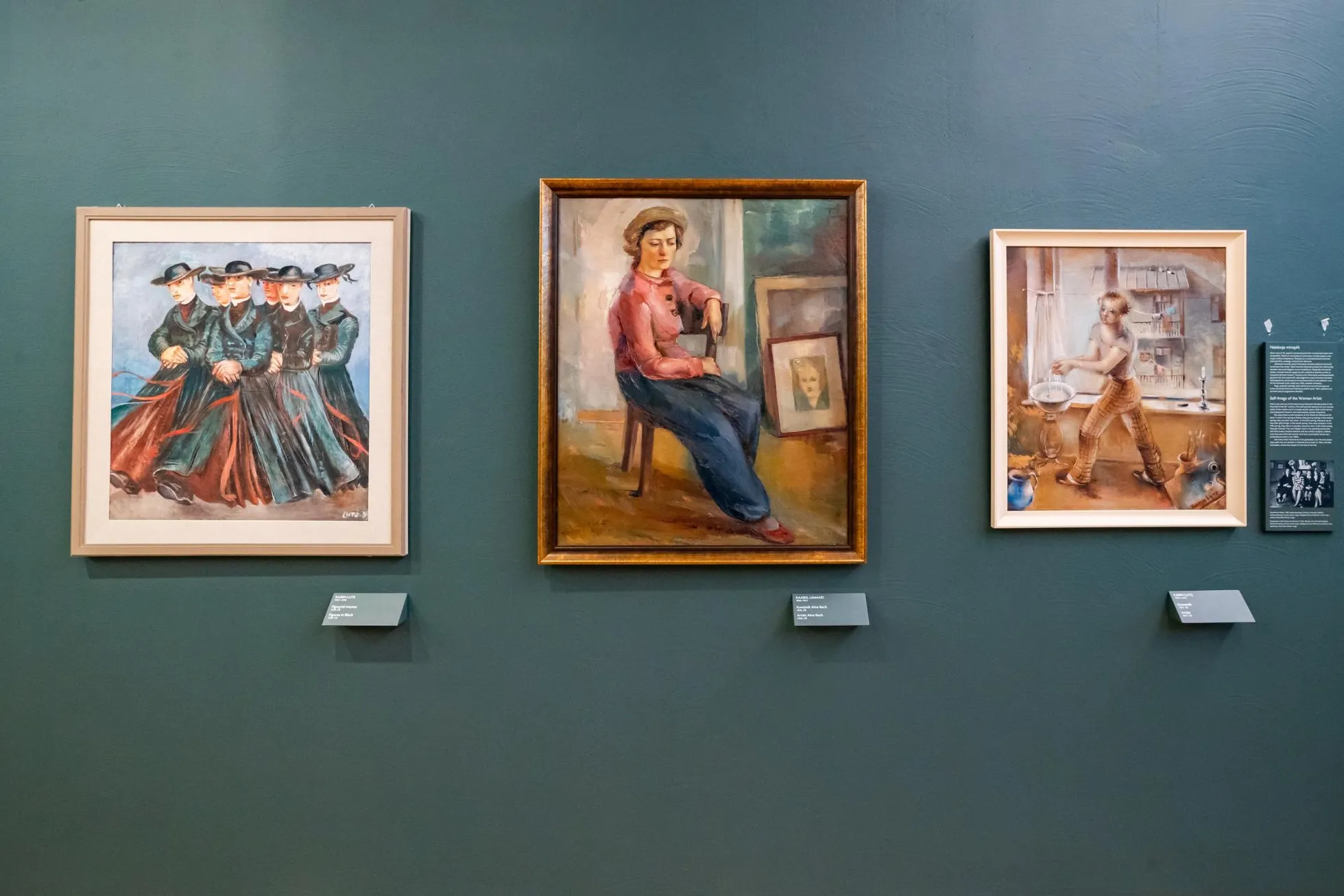 Eesti Kunstimuuseumi uus püsiekspositsioon. Näitusevaade. Fotol: Karin Luts «Kunstnik», Karin Luts «Figuurid mustas» ja Kaarel Liimand «Kunstnik Aino Bach».