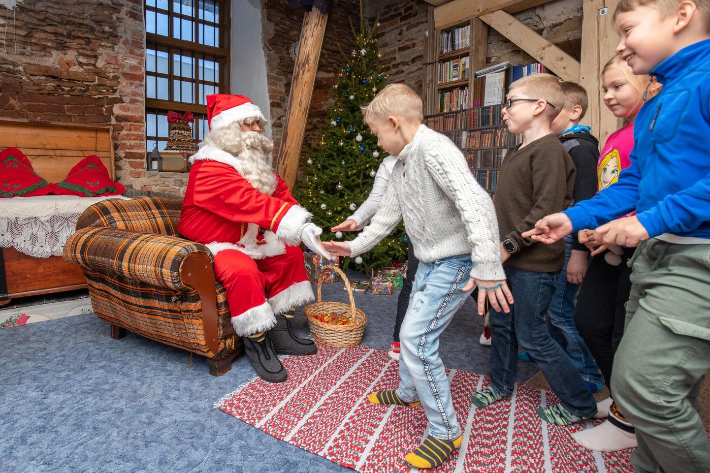 Sõmeru jõulutares võtab külalisi vastu patsu lööv jõulutaat.