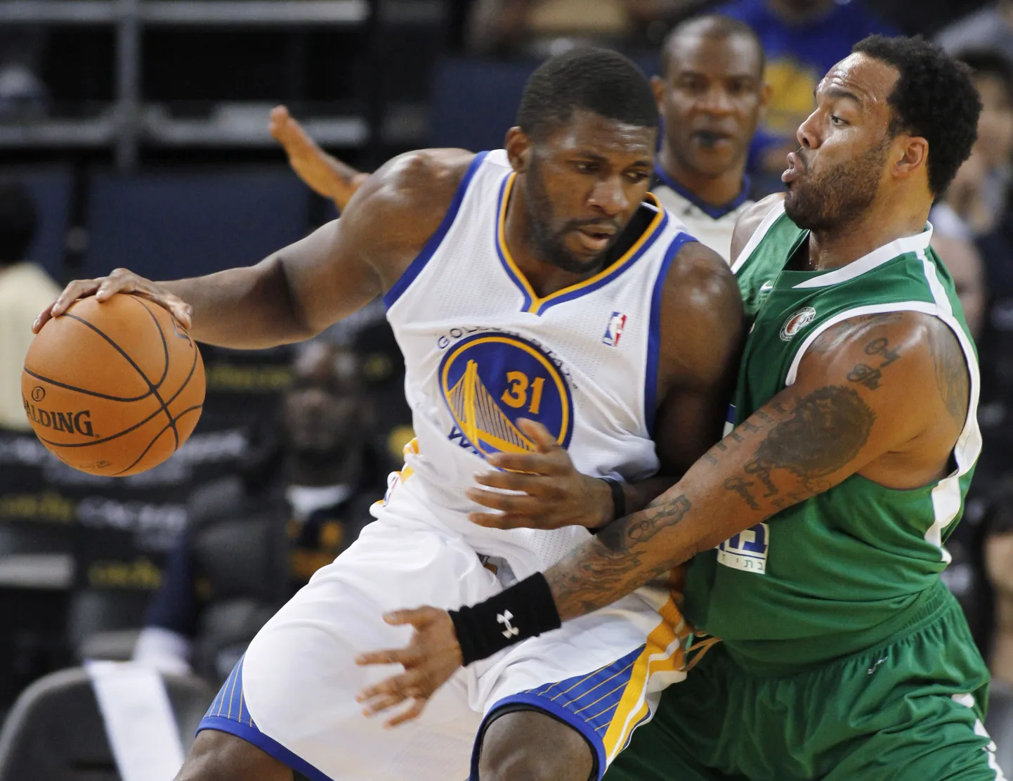 Maccabi Haifa mängija James Thomas (paremal) ja Golden State Warriorsi Festus Ezeli.