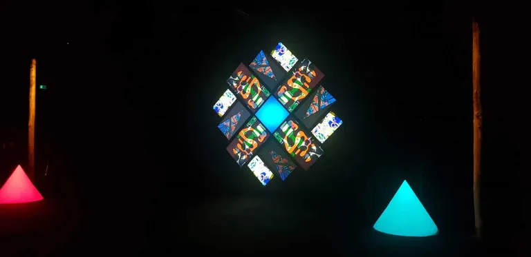 Braiena Īno multimediālā instalācija "77 miljoni gleznu"