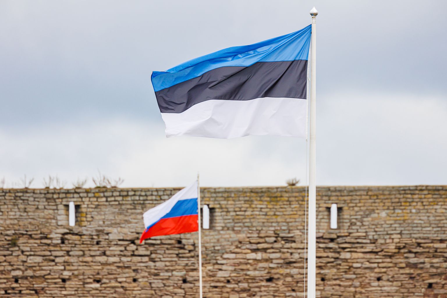 Эстонский и российский флаги на границе.