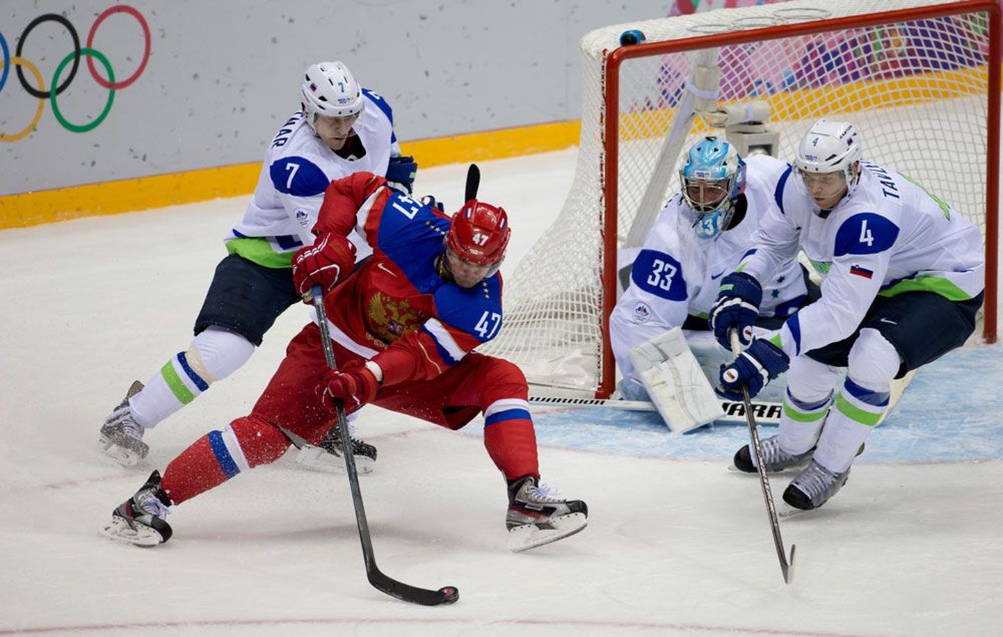 Venemaa koondise üks staaridest Aleksandr Radulov (esiplaanil) eile sloveenide väravat ründamas.