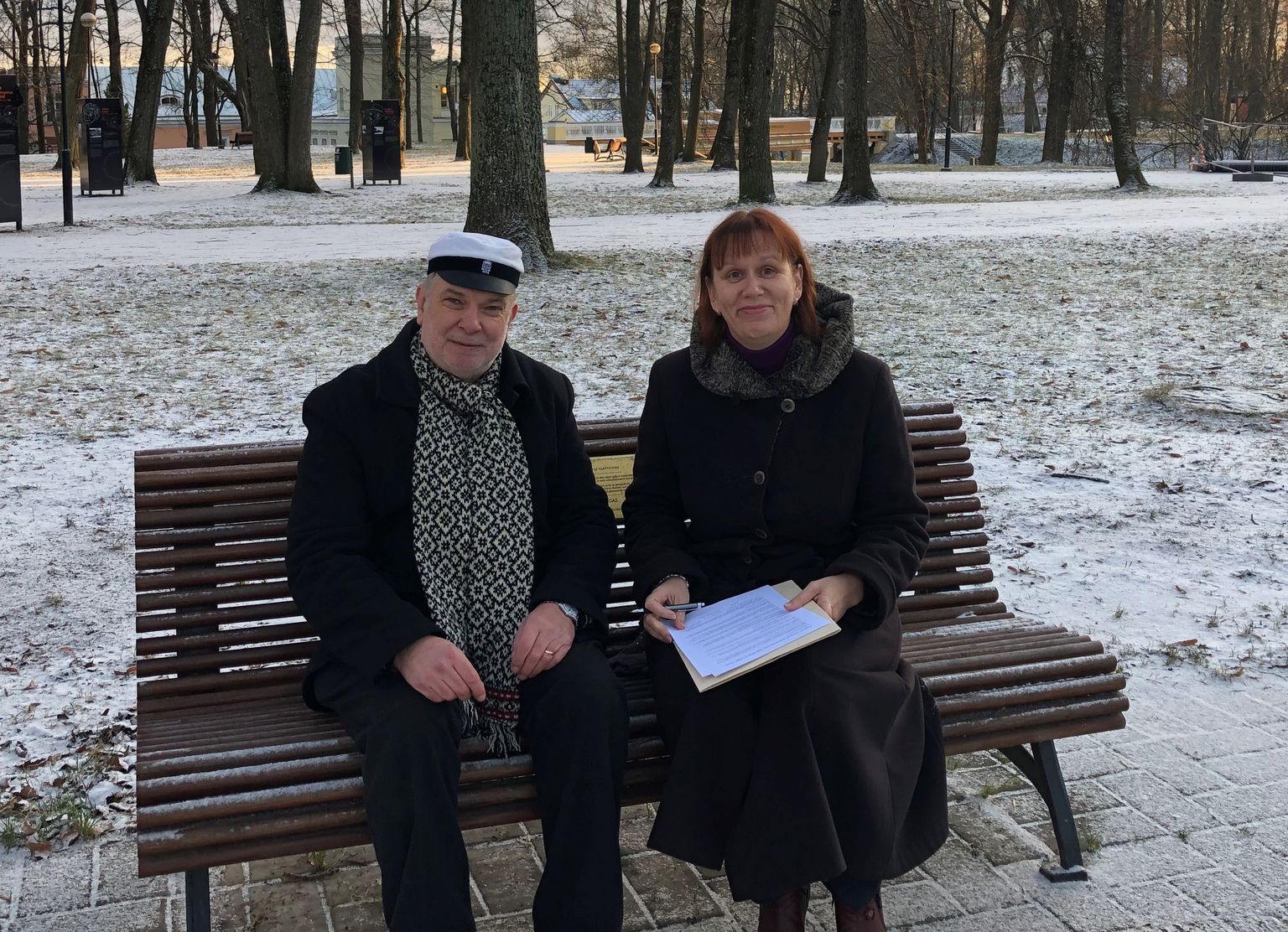 FLORES fondi statuut allkirjastati professor Raali ja Eesti Akadeemilise Farmaatsia Seltsi esimehe Daisy Volmeri poolt rahvusülikooli 100. sünnipäeval, 1. detsembril Toomemäel farmakognostist professori Alma Tominga mälestuspingil.