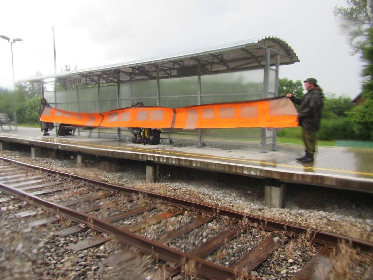 Kunstnike bande Lelle-Pärnu raudteel koos ehituspaberist rongiga.