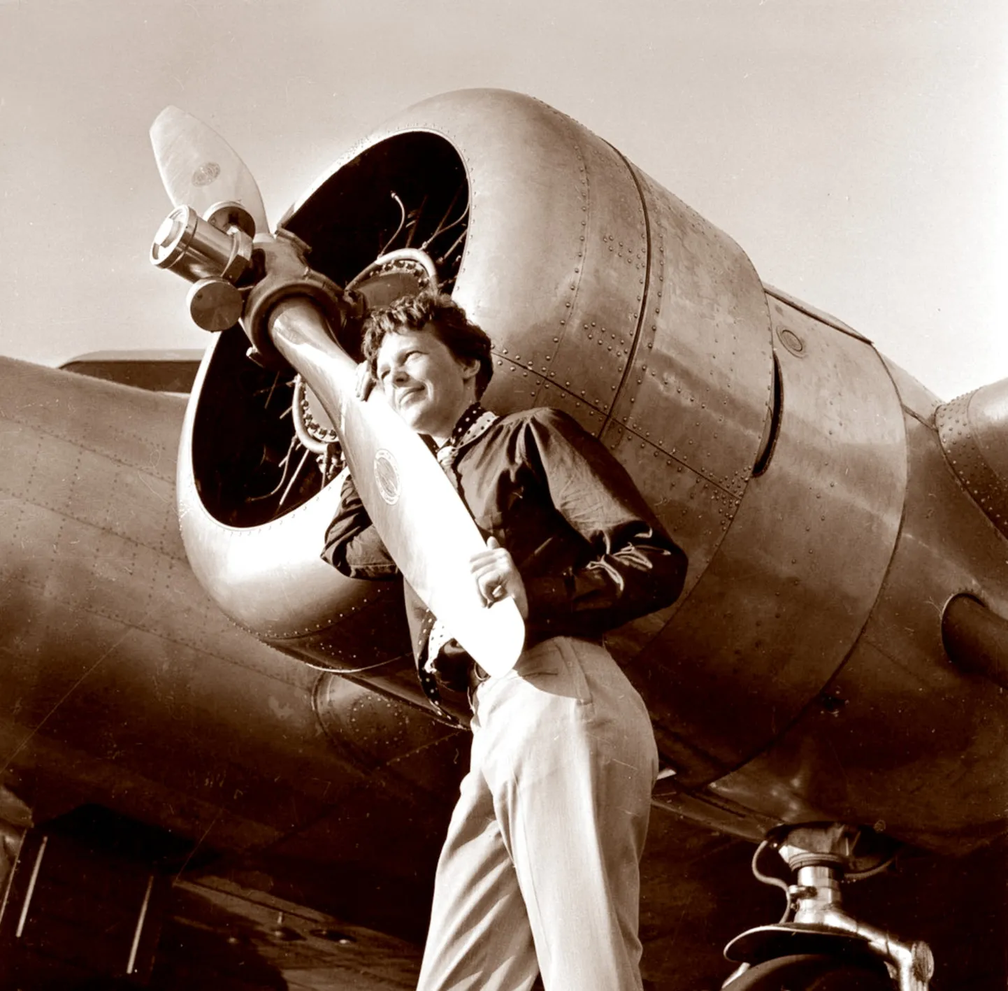 Amelia Earhart 20. mail 1937 tehtud fotol koos oma lennukiga