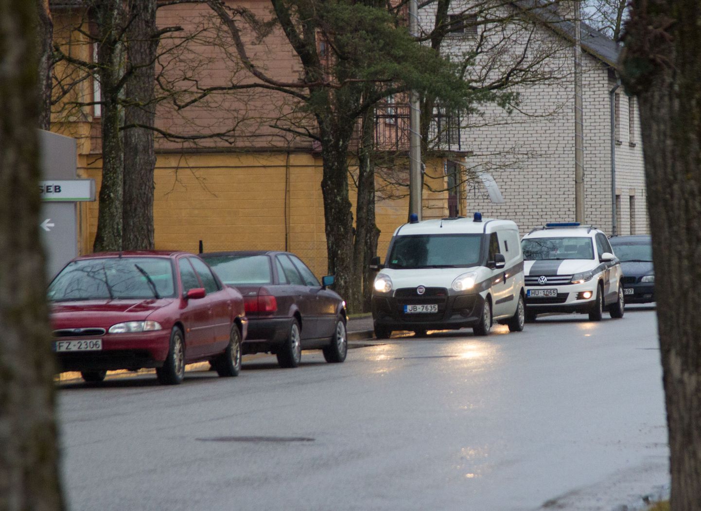 Esmaspäeval võis näha Lätis SEB Valka kontori ees mitme politseiautoga eskorditud sularahaveokit, mille ekipaaž relvastatud saatjate toel hoones asuva sularahaautomaadi juures tegutses. Tegemist oli ettevalmistustega eurole üleminekuks.
