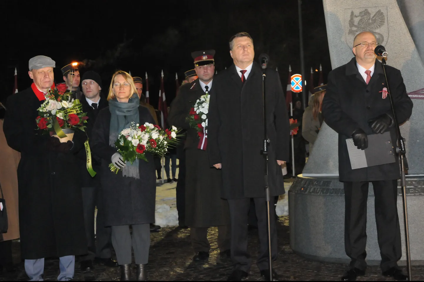 Piirilinnas Valkas meenutati aegu, kui seal hakkas idanema idee Läti riigist. Monumendi sellele avasid Valga vallavanem Margus Lepik (vasakult),  Läti kultuuriminister Dace Melbārde, Läti president Raimonds Vējonis ja Valka linnajuht Vents Armands Krauklis.