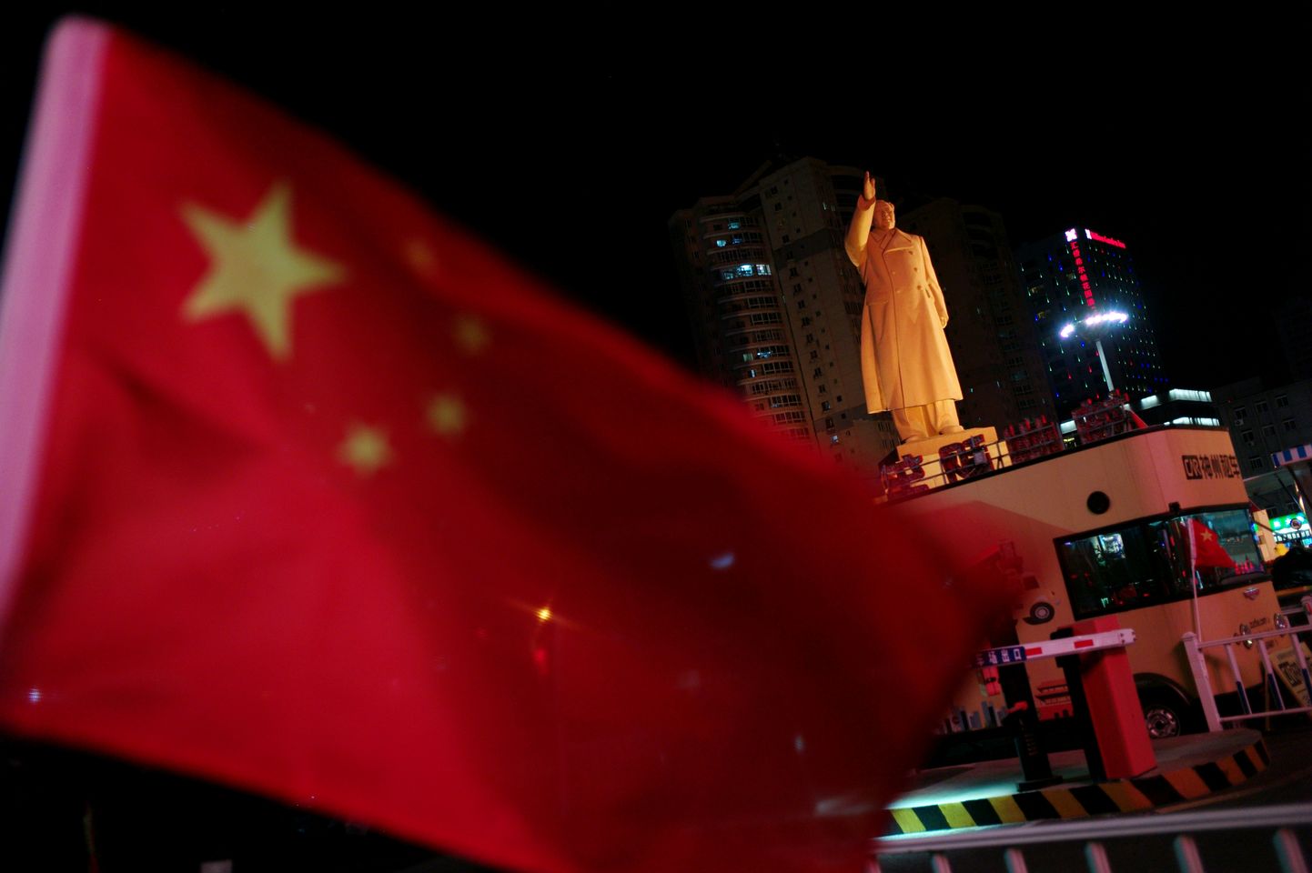 Hiina lipp Mao Zedongi ausamba lähedal. Foto on illustratiivne.