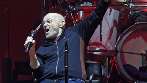 Phil Collins zanikal govorice o hospicu, potrdil hospitalizacijo zaradi drugega posega