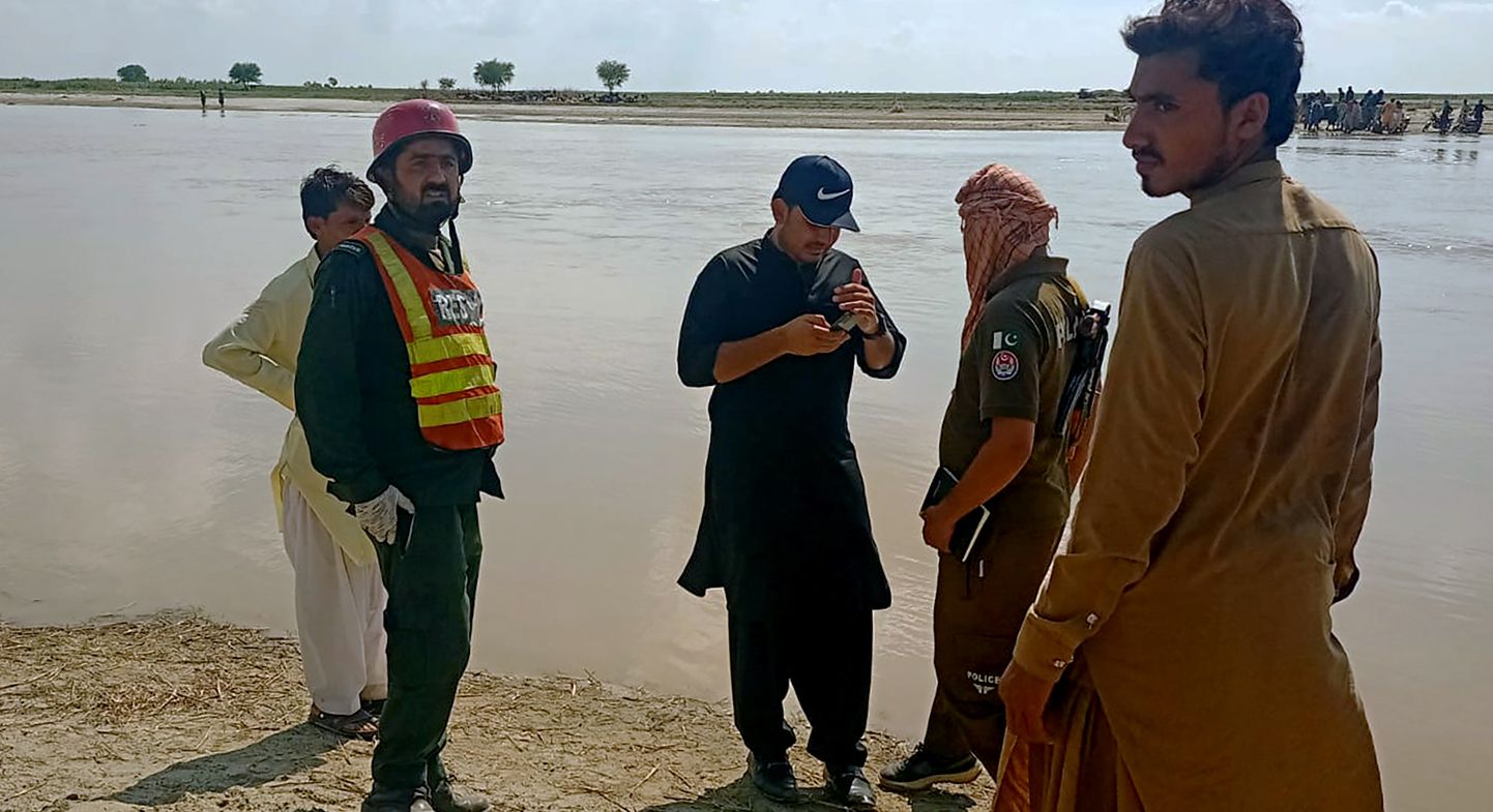 Pakistani ametnikud koordineerivad päästeoperatsiooni Induse jõe ääres Pandžabis 18. juuli 2022.