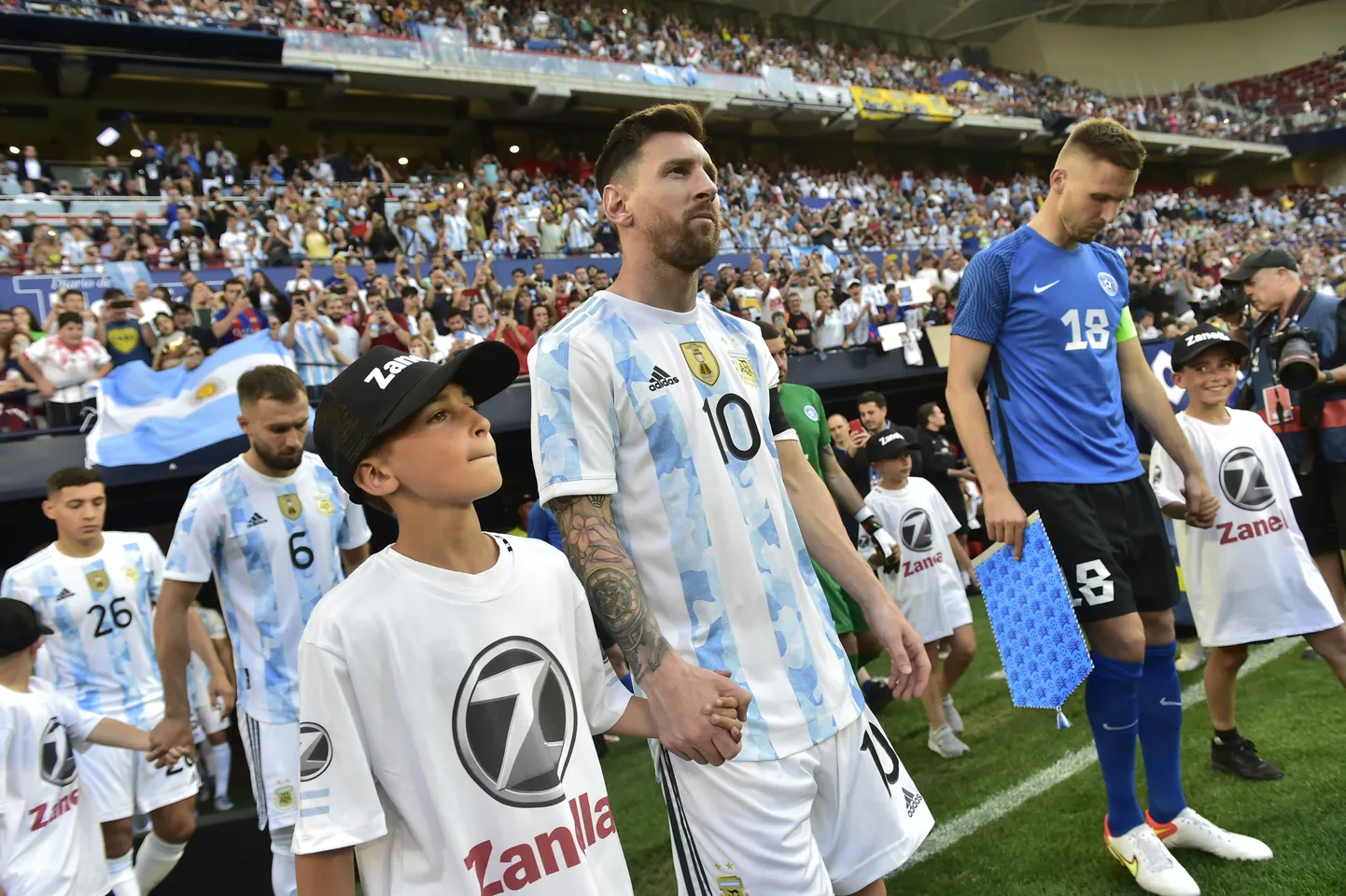 Koondiste kaptenid: Lionel Messi (vasakul) ja Karol Mets.