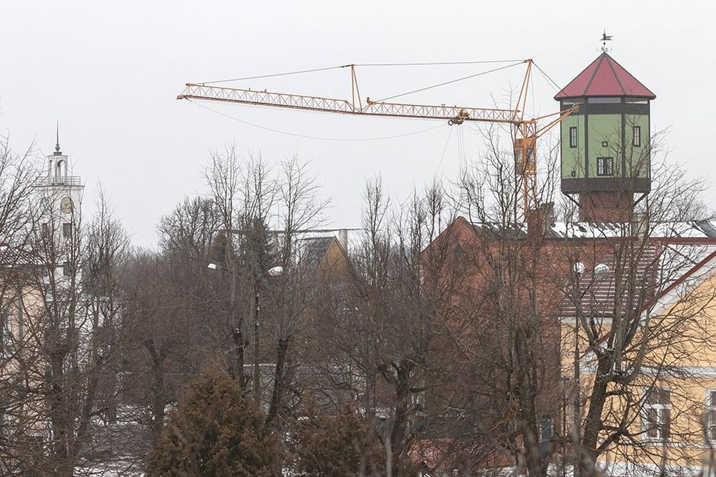 Kollane tornkraana annab märku, et hotelli ehitus Viljandi vanalinnas on täies hoos.