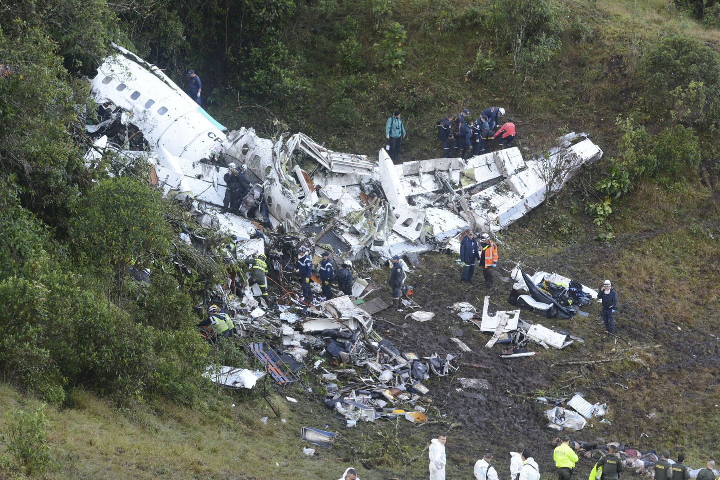 Päästetöötajad Kolumbias alla kukkunud lennuki juures