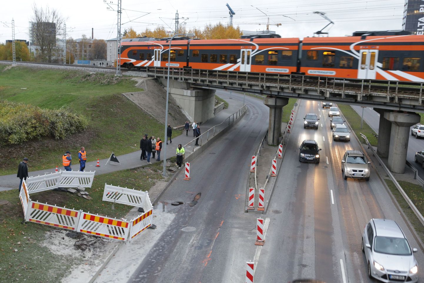 Pinnase nihkumise tõttu suleti Tallinnas Pärnu maantee mahasõit.