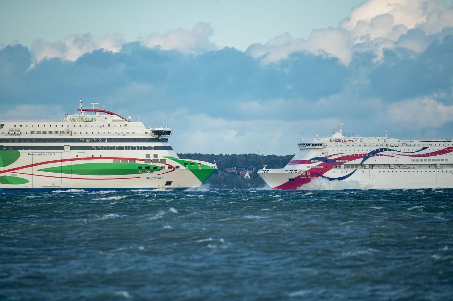 Tallink Grupi laevad tormisel merel.