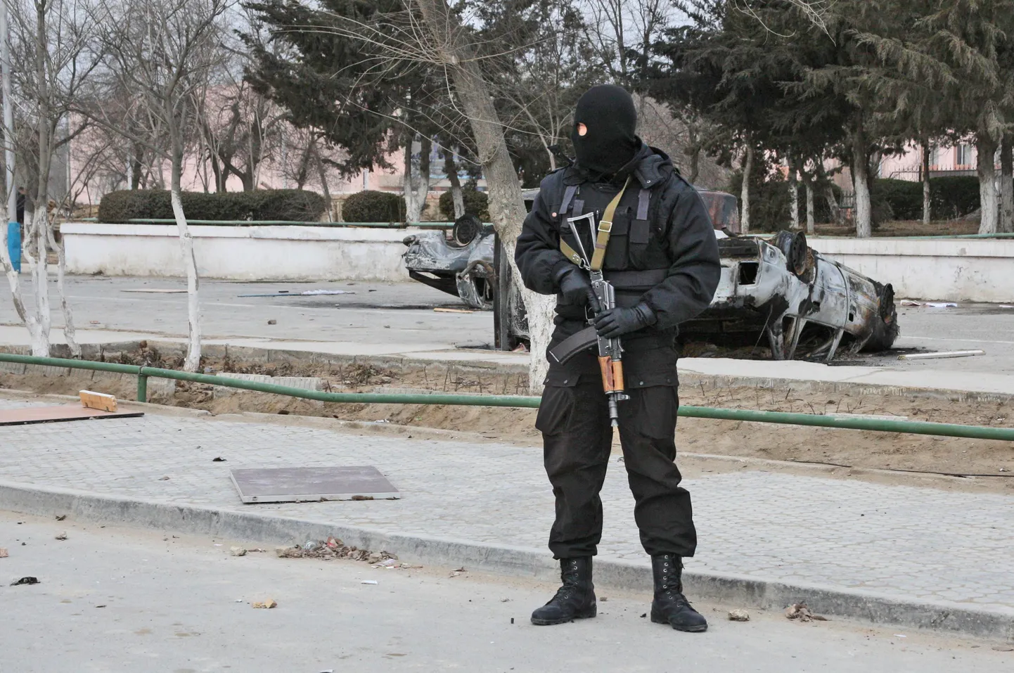 Kasahhi märulipolitseinik eile patrullimas Žangaözeni linnas.