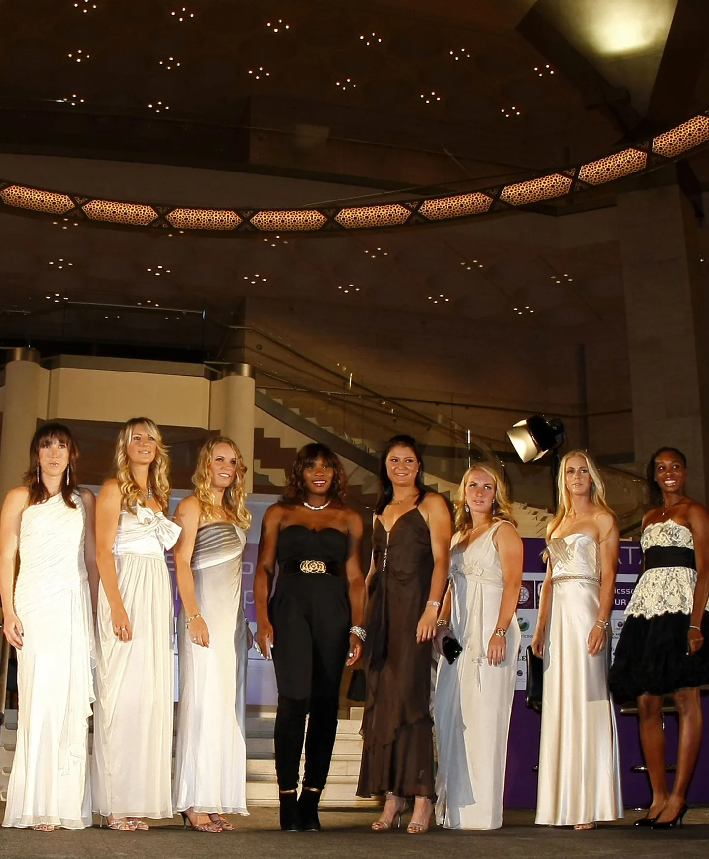 Aastalõputurniiril osalejad: (vasakult paremale) serblanna Jelena Jankovic, valgevenelanna Victoria Azarenka, taanlanna Caroline Wozniacki, ameeriklanna Serena Williams, venelannad Dinara Safina, Svetlana Kuznetsova ja Jelena Dementjeva ning ameeriklanna Venus Williams.