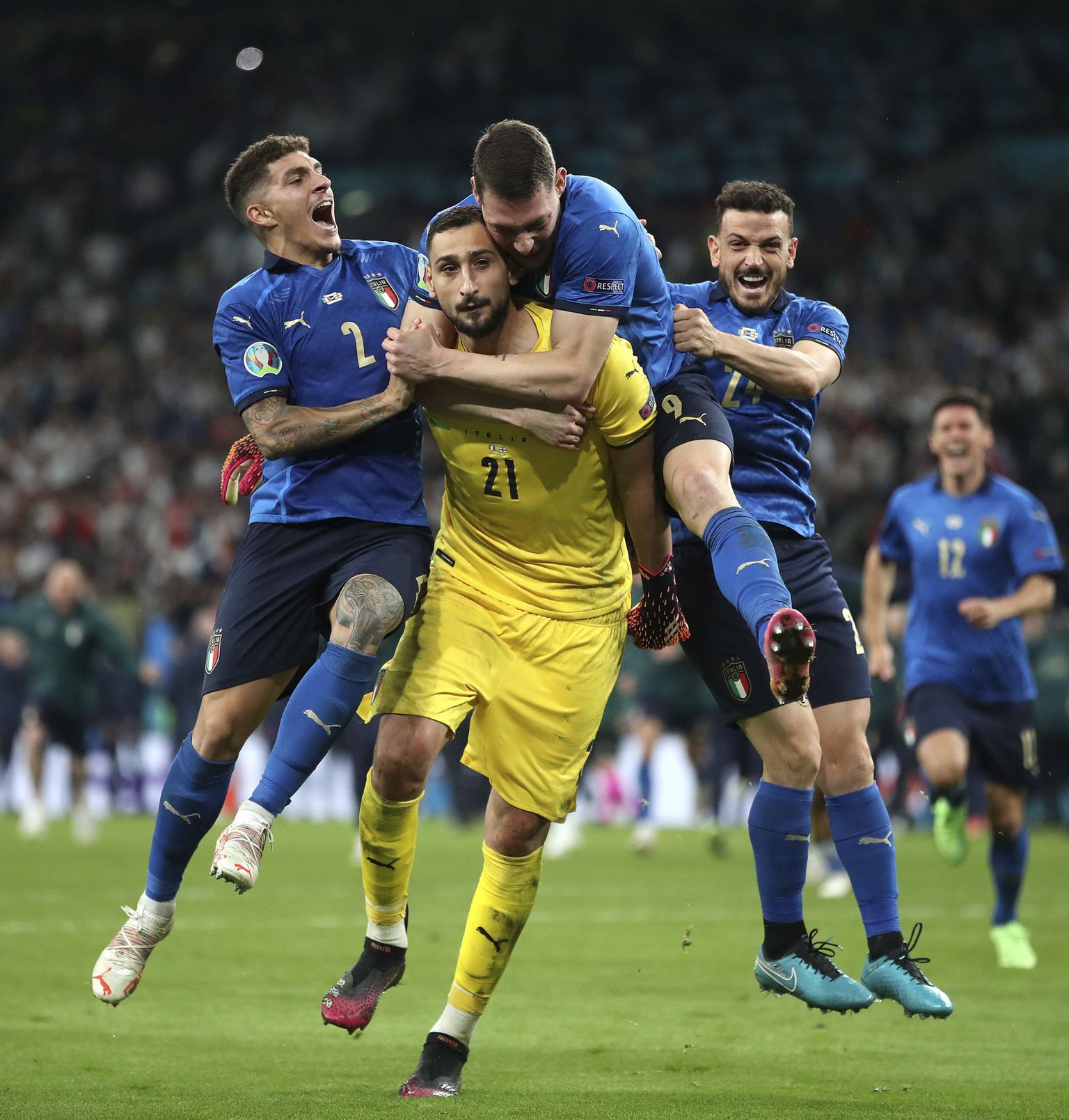 Itaalia väravavaht Gianluigi Donnarumma ja ta koondisekaaslased pärast Inglismaa alistamist EMi finaalis penaltitega 3:2