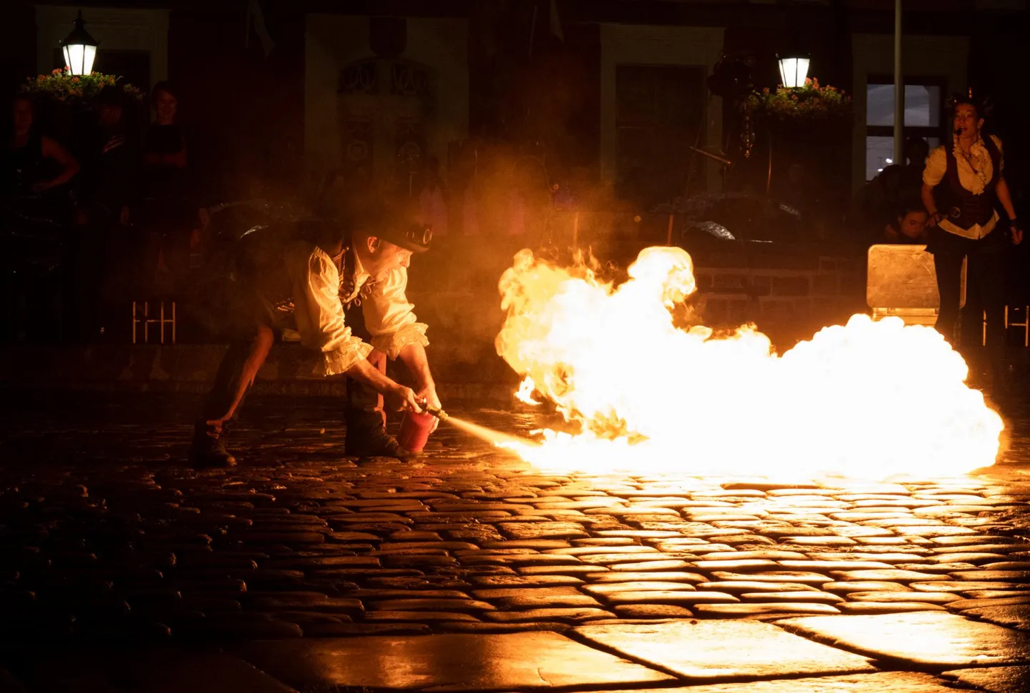 Austria teatri Flame Raintuleetendus «Suured leegid ja väikesed katastroofid!».