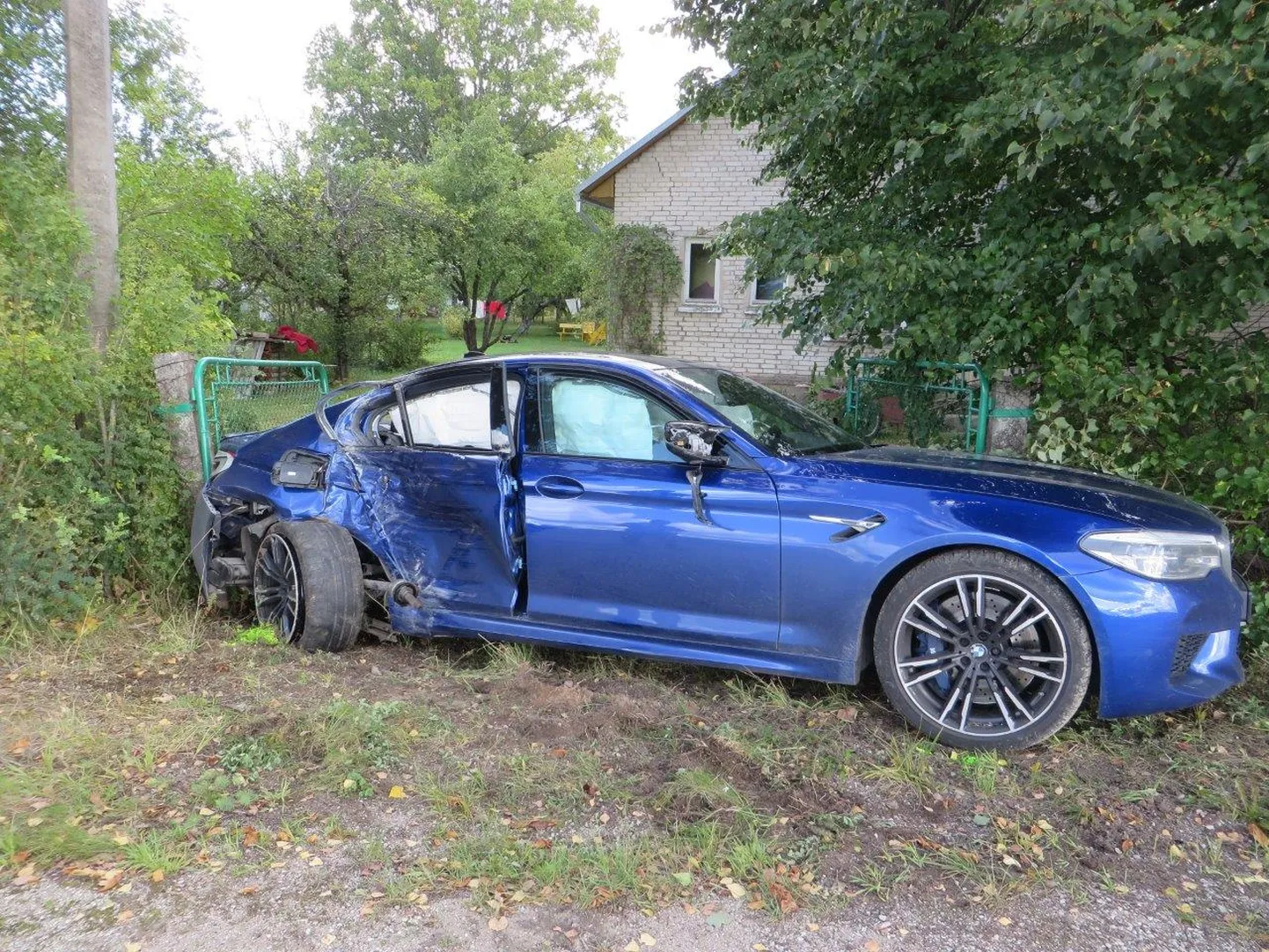 Sõiduk rammis Põlvamaal aeda.