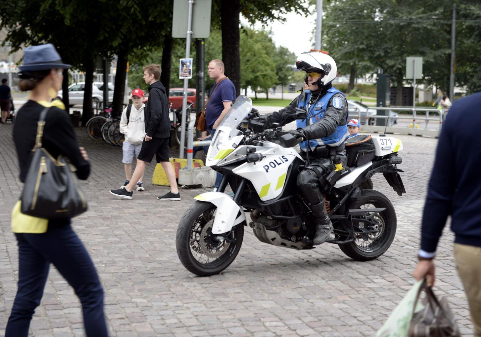 Politseinik patrullimas Helsingi kesklinnas. 