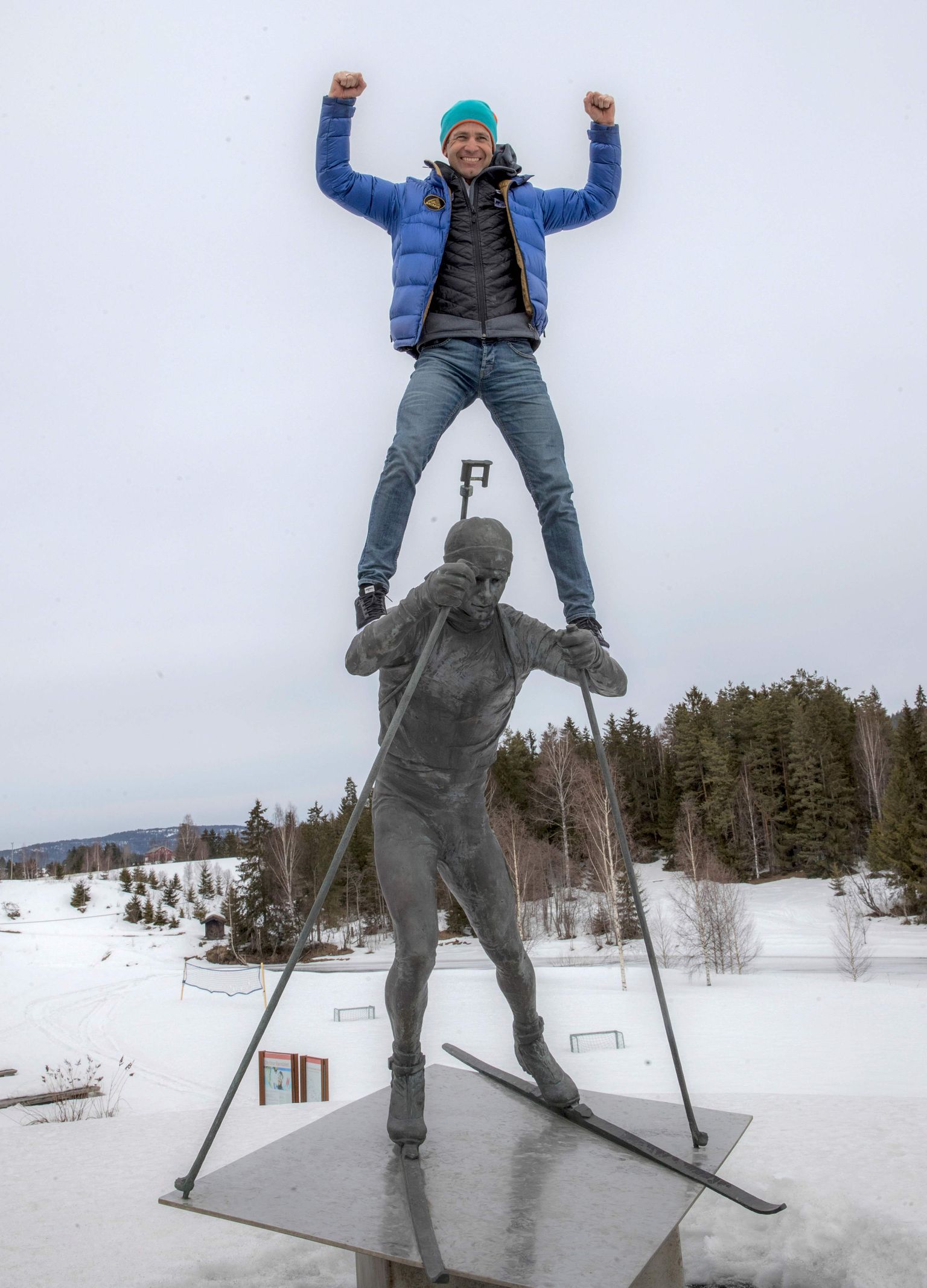 Ole Einar Björndaleni auks on tema kodulinnas Simostrandas püstitatud monument. Eile pärast karjääri lõpetamisest teatamisest ronis laskesuusatamise kuningas selle otsa.