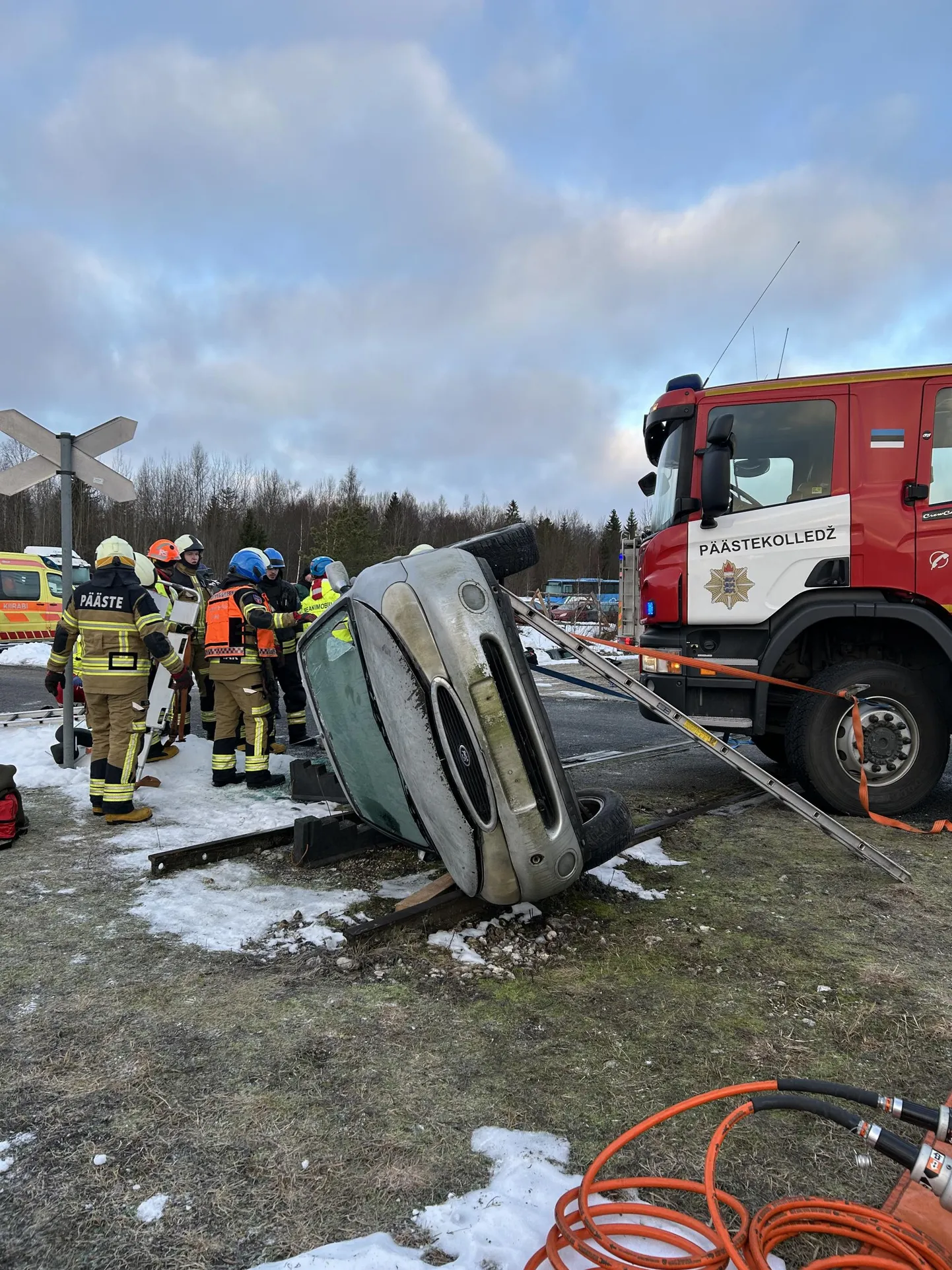 Tulevased päästjad lahendamas olukorda, kus sõiduautoga on juhtunud õnnetus.
