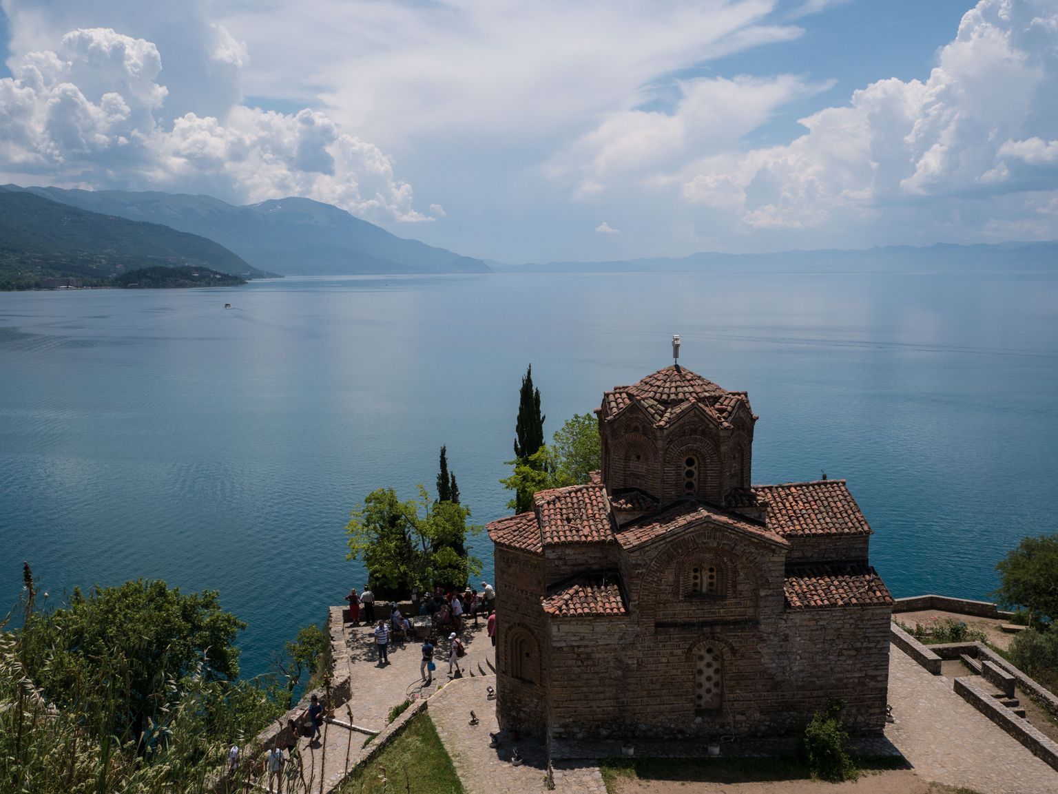 Ohrid on maaliliste vaadetega kaunis kuurortlinn samanimelise järve kaldal