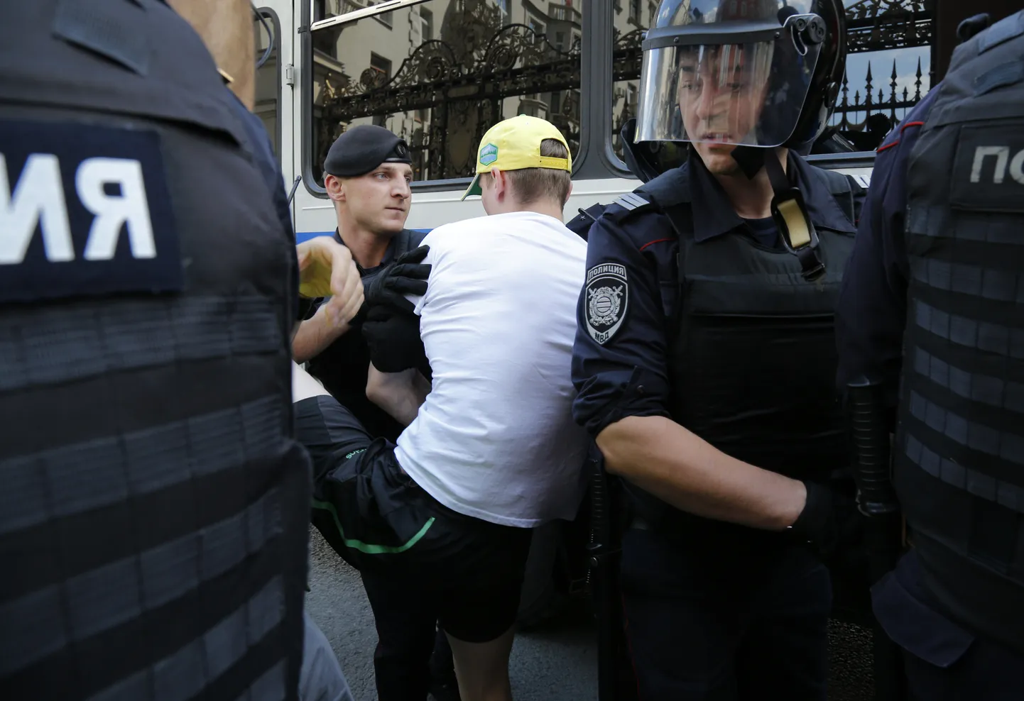 Массовые задержания на митинге.