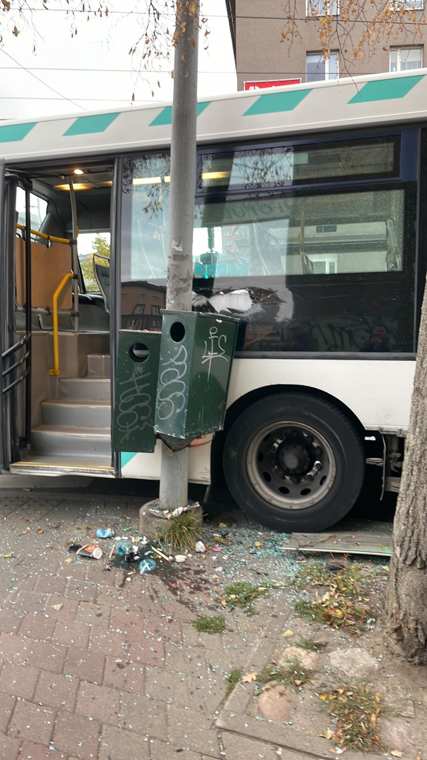Автобус попал в аварию.
