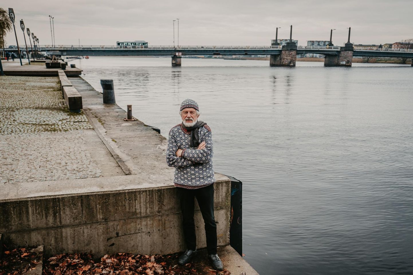 Lääne­mere kunstisadama eestvedaja Mark Soosaar seisab seal, kus maale peaks kerkima ­näitusemaja ja jõele üheksa Lääne­mere-äärse riigi ujuv­paviljonid.