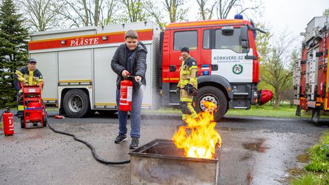 Ohutuspäeval said lapsed kustutada tuld ja juhendada "pimedat" sõpra