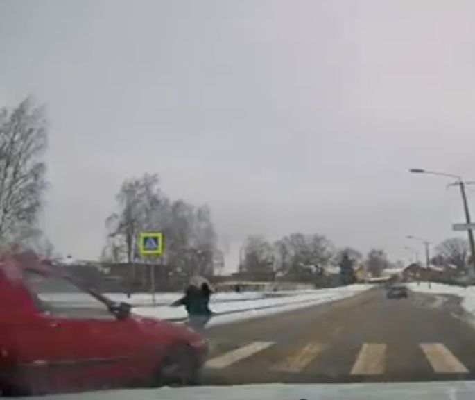 Девушка громко натирает резину за рулём во Владивостоке — видео