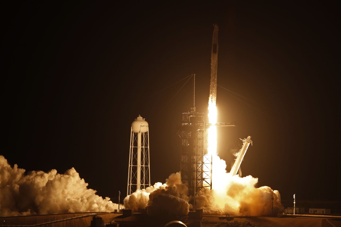 SpaceX Falcon 9 rakett Crew Dragon kosmosekapsliga startimas rahvusvahelisse kosmosejaama.