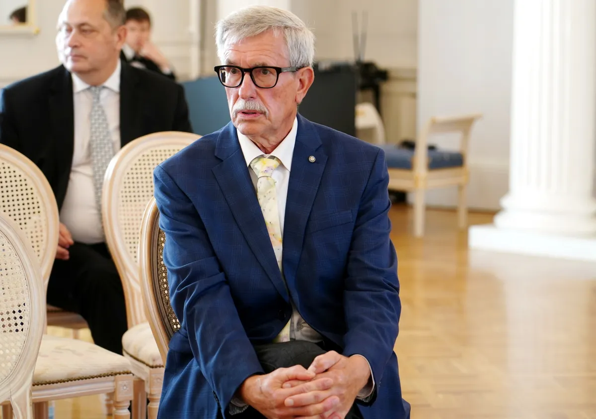 Bijušais Saeimas priekšsēdētājs Indulis Emsis piedalās pasākumā Rīgas pilī, kas veltīts 30 gadiem kopš Krievijas okupācijas armijas izvešanas no Latvijas Republikas.