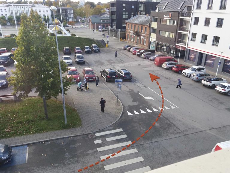 Punane joon näitab politseisõiduki trajektoori, kui korravalvurid tulid teist korda parklasse liiklust korraldama.