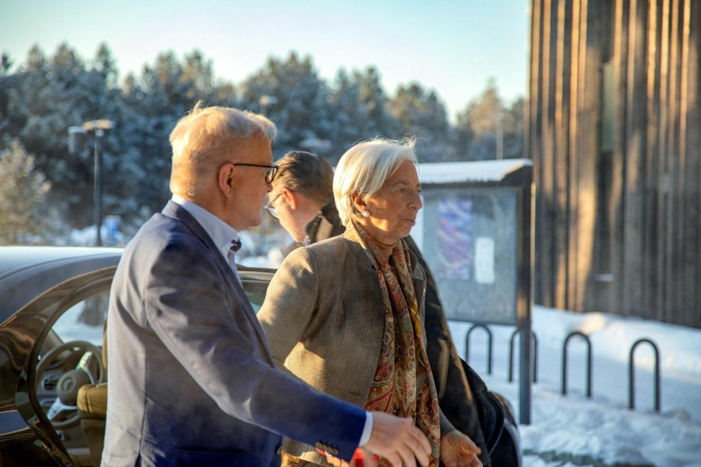 Euroopa Keskpanga president Christine Lagarde (paremal) ja Soome Panga president Olli Rehn saabumas möödunud kuul Lapimaal Inaris peetud EKP nõukogu mitterahapoliitika kohtumisele.
