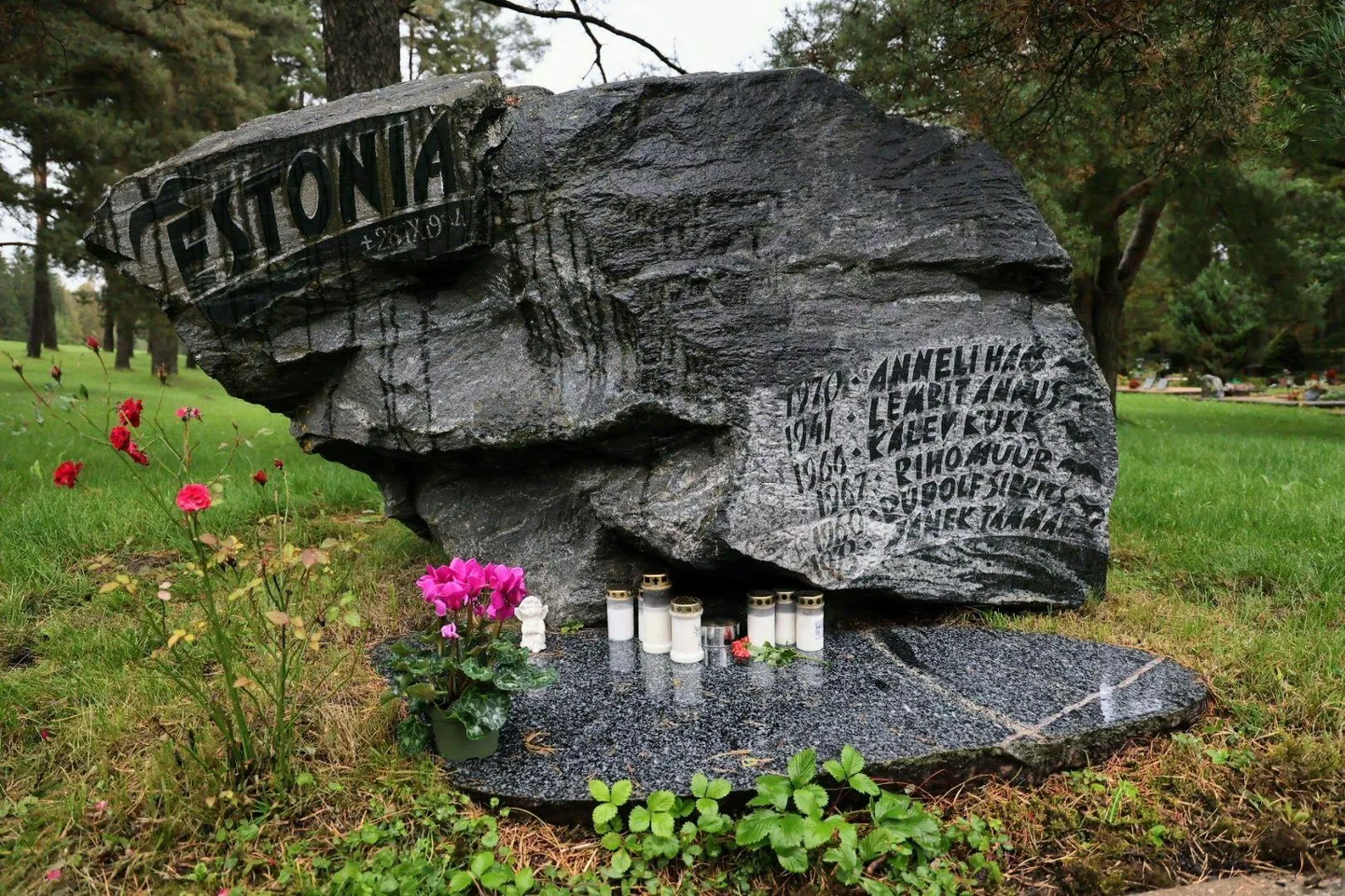 Estonia mälestuskivi Viljandi metsakalmistul 28.09.2024.