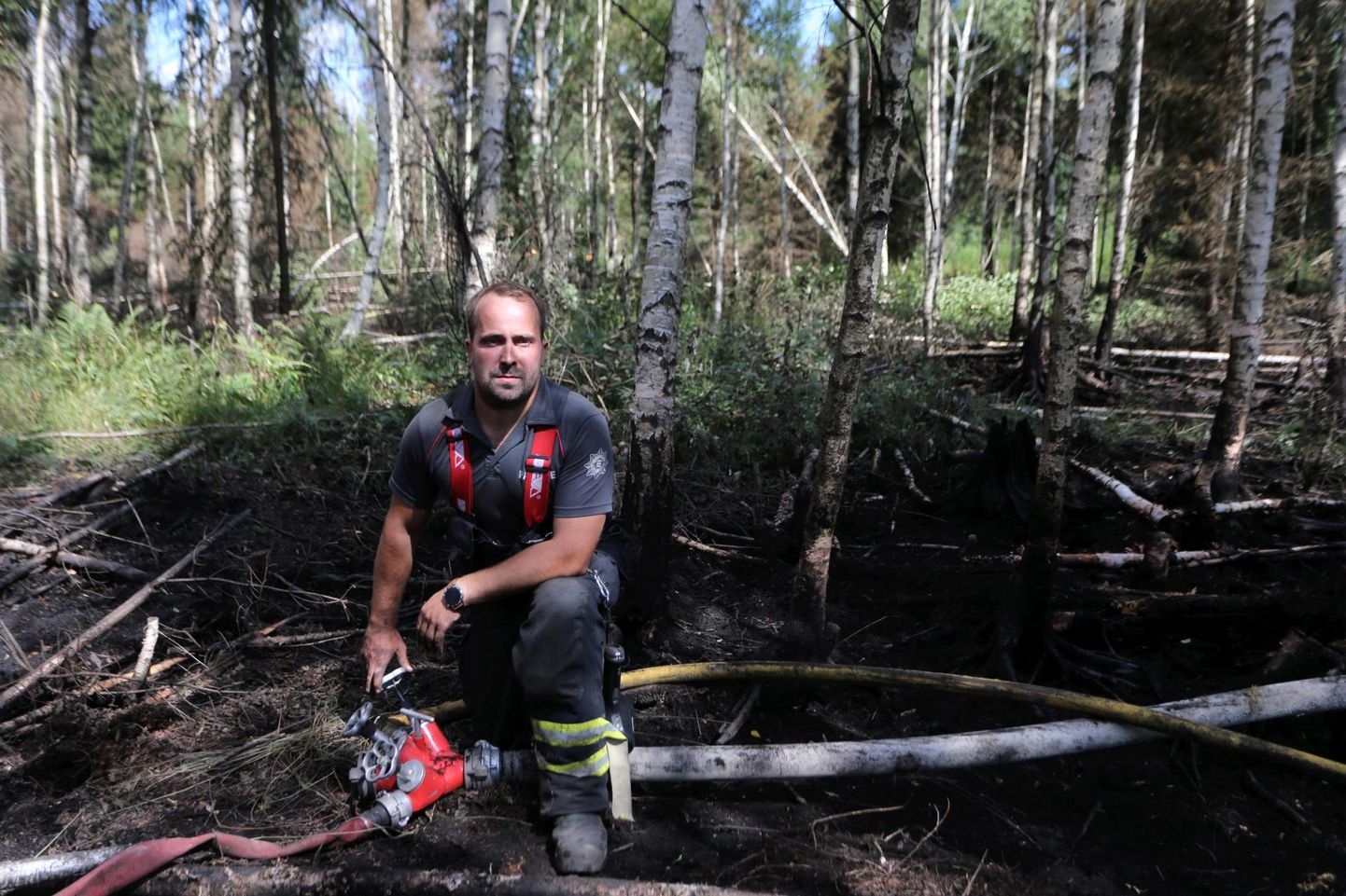 Põltsamaa päästekomando meeskonnavanem Arbo Koller hakkas Endla külas ligi kolme hektari suuruse metsatulekahju järelkustutustöid tegema neljapäeval.