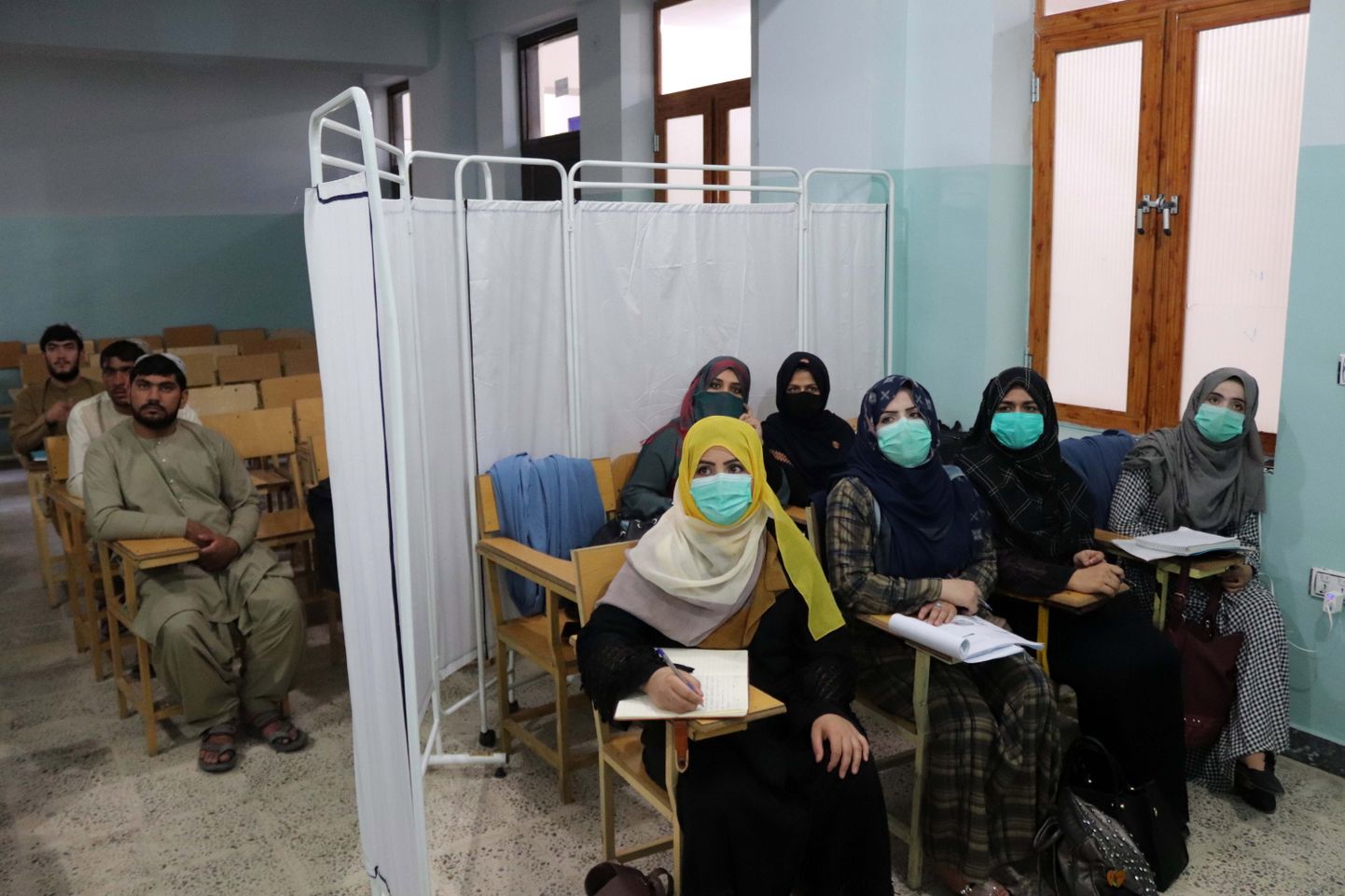 Mirwais Neeka ülikoolis Kandaharis saavad veel naissoost tudengid kardina taga ülikooliloengutest osa võtta. Kabulis keelati see ära.