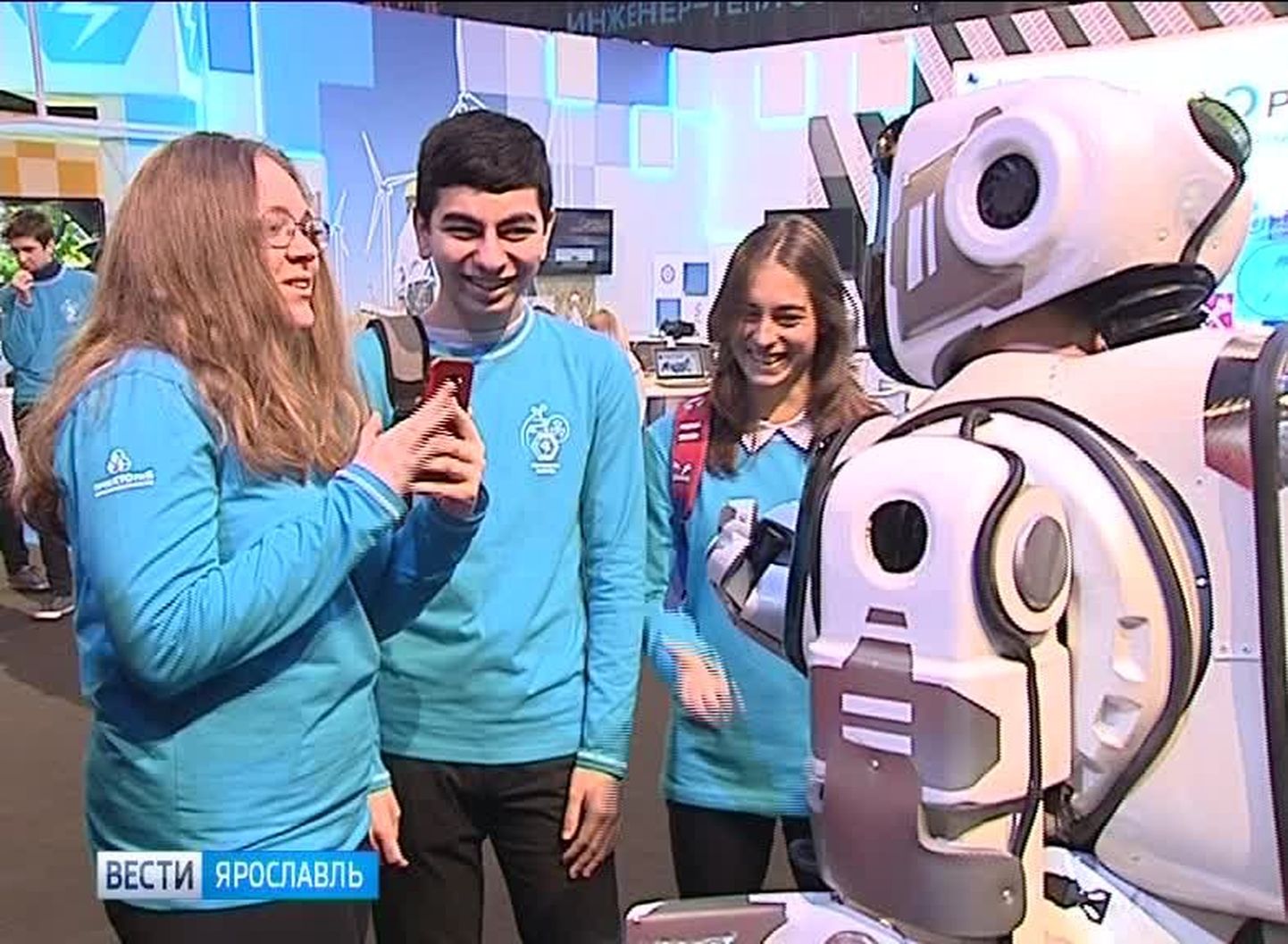 Tehnoloogiafoorumil esitletud moodne robot osutus inimeseks kostüümis.