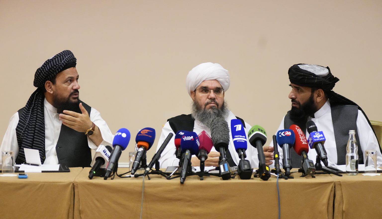 Talibani esindajad Moskvas pressikonverentsil 9. juuli 2021.