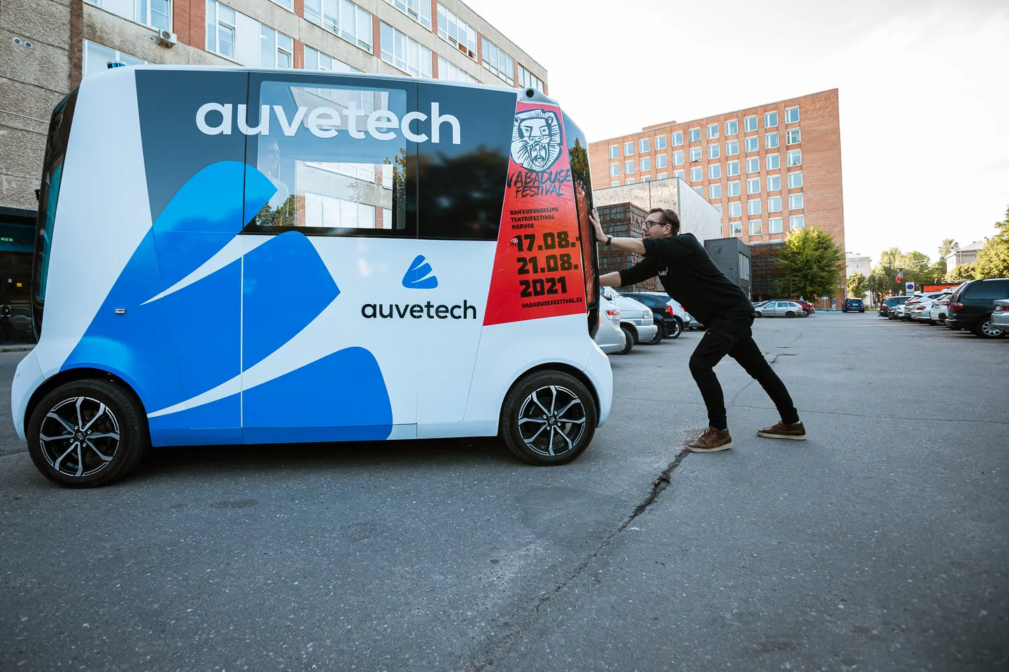 Vabaduse festivali ajal sõidab Narvas isejuhtiv buss Iseauto.