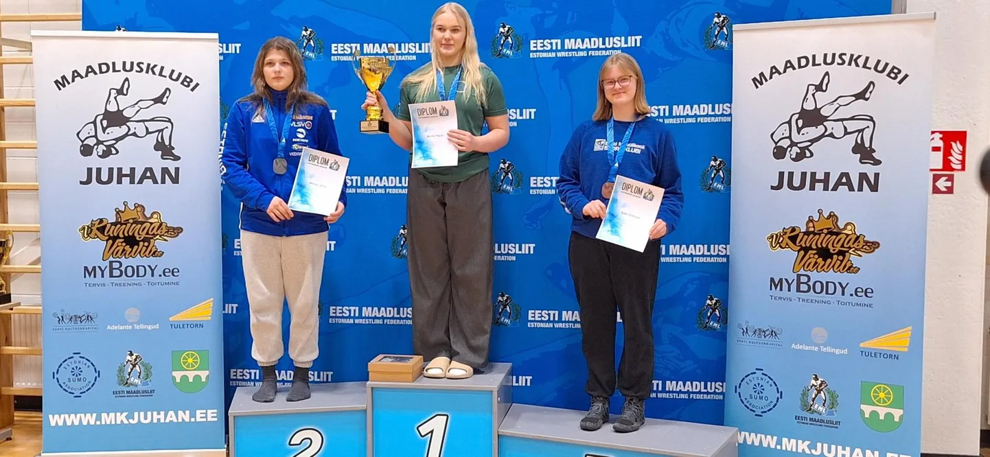 Naistemaadluse kaalukategooria kuni 76 kilo esikolmik: keskel Marta Pajula, temast vasakul Merily Väster ja paremal Kadi Tõnisson.