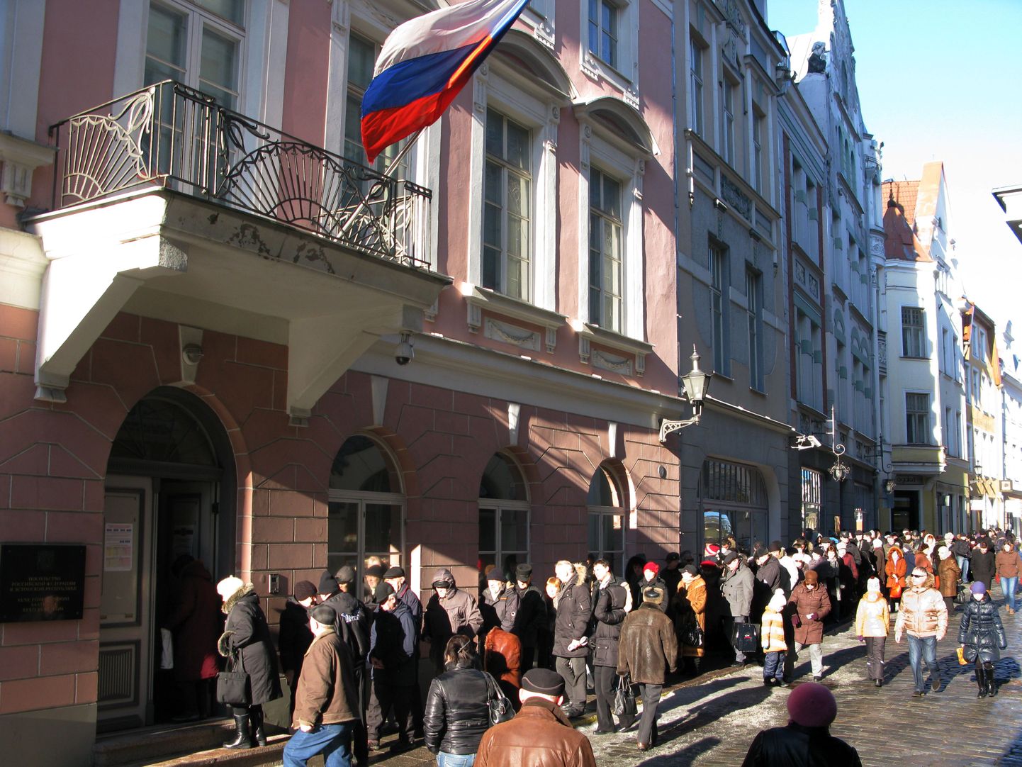 Täna Venemaa saatkonna ukse taga loogelnud valijate järjekord.