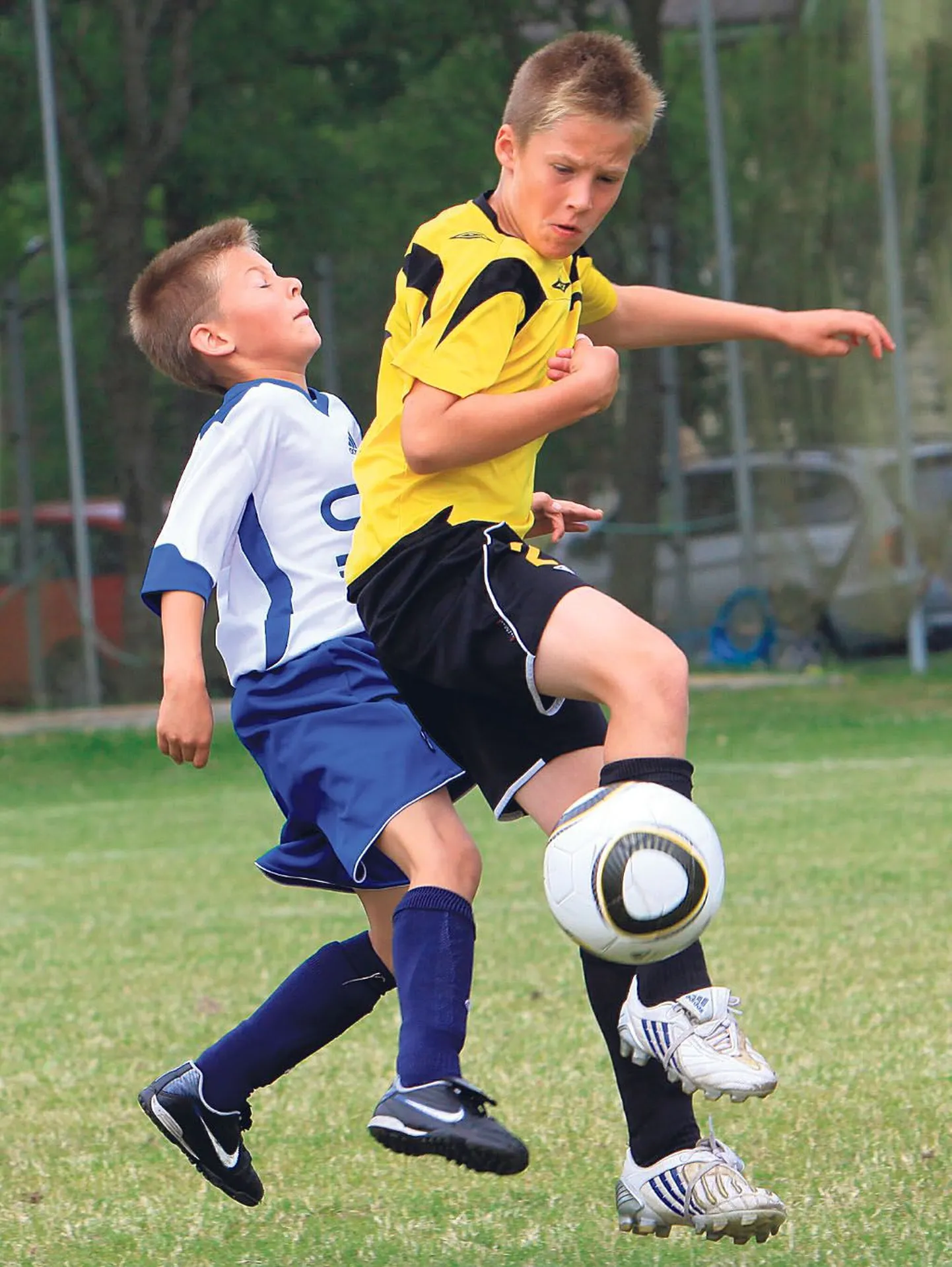 Pärnu jalgpalliklubi Vapruse väitel on Kalevi staadioni harjutusväljak teinud Aspo Sport OÜ käe all läbi tõelise taandarengu. Olukord olla koguni sedavõrd kehv, et suvisel Summer Cupil mänginud meeskonnad olla öelnud: nemad enam sellisele väljakule tagasi ei tule.