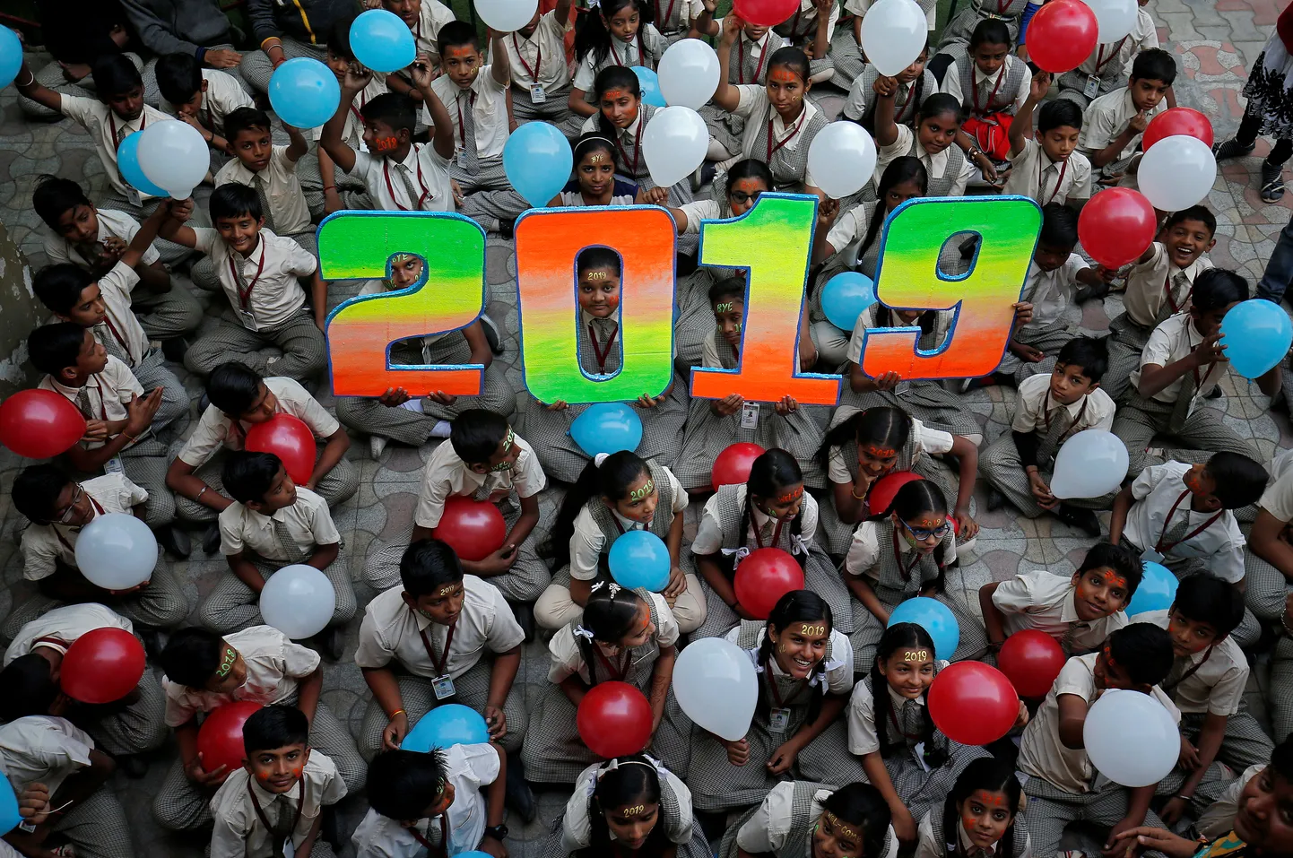 India lapsed 2019. aastat tervitava sildiga.