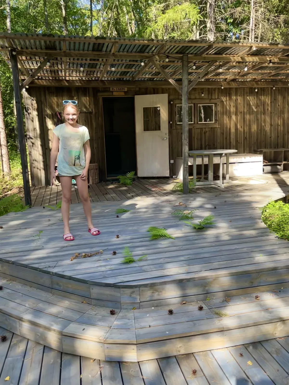 Askeetlik kandiline maja, looduselt vallutatud terrass.