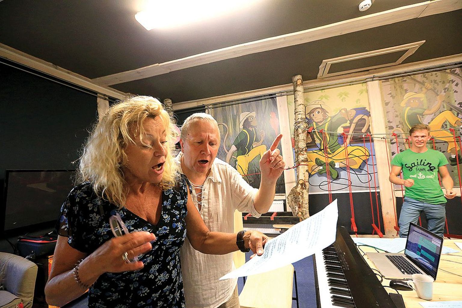 Anne Veesaar harjutab Toomas Lunge kõrval tädi Polly laulu. Neile elab kaasa Silver Kaljula.